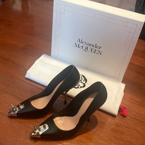 Alexander McQueen Punkstud Leather Pumps - Picture 6 of 9